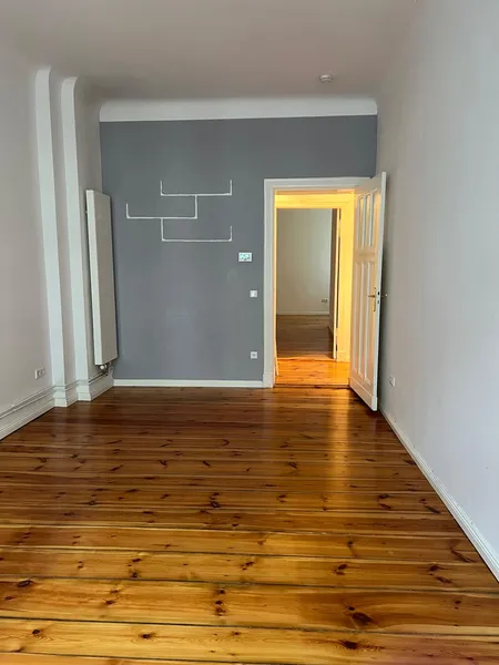 2-Zimmer-Wohnung im Altbau mit Balkon und Wannenbad — photo 1